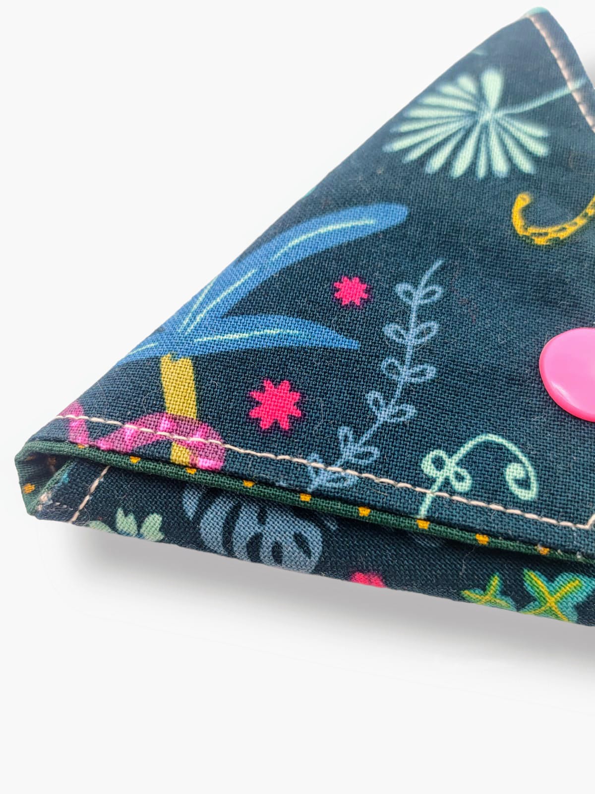Monedero triangular selva